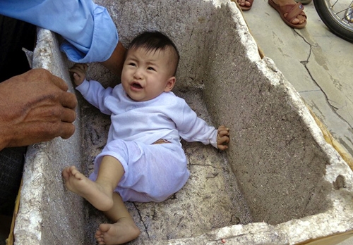 
Bé gái 7 tháng tuổi bị bỏ rơi trong thùng xốp bên đường