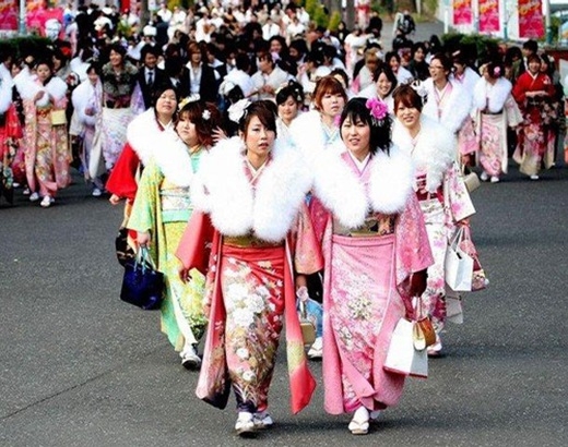 
Ngày 3/3 hàng năm, mọi gia đình ở Nhật đều tổ chức ngày hội của thiếu nữ dưới ánh sắc xuân hoa đào. Vì vậy, ngày nay, lễ này còn có tên gọi khác Ngày Tết hoa đào. (Nguồn: Internet)