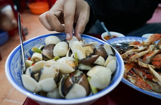 
Quận 4 nổi tiếng với những món ốc cực kì đa dạng, ngon miệng, được người Sài Gòn yêu thích mà nghêu hấp sả là một trong số đó. (Nguồn:Internet)