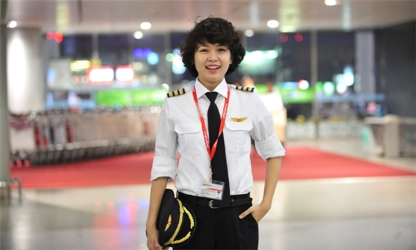 
Phương Anh xinh đẹp, trẻ trung trong trang phục phi công. (Ảnh: Internet) 