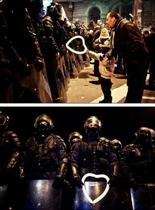 
Trong cuộc biểu tình tại Bucharest, đứa trẻ Rumani đã tặng chiếc bong bóng hình trái tim cho một viên cảnh sát chống bạo động. Khoảnh khắc này đã khiến người chứng kiến rùng mình vì xúc động. Sĩ quan cảnh sát đã chân thành đón nhận món quà, như một minh chứng cho sợi dây kết nối tình cảm ấm áp giữa con người trong thế giới đầy biến động. (Ảnh: Internet)