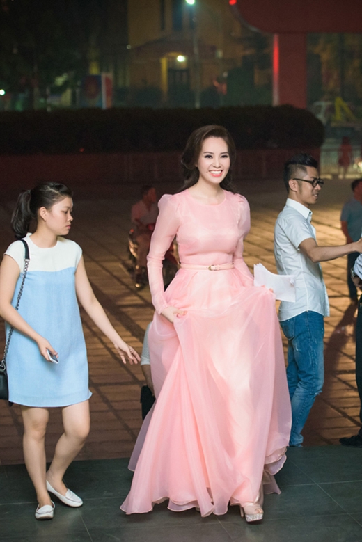 
Á hậu - MC Thụy Vân như nàng công chúa bước ra từ truyện cổ tích trong bộ váy bồng xòe nhẹ nhàng tông hồng pastel ngọt ngào.