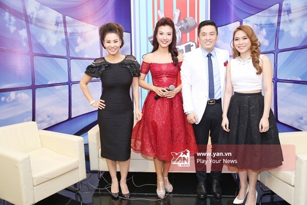 
Cả 3 khách mời cùng chụp ảnh kỉ niệm với MC Hoàng Oanh - Tin sao Viet - Tin tuc sao Viet - Scandal sao Viet - Tin tuc cua Sao - Tin cua Sao