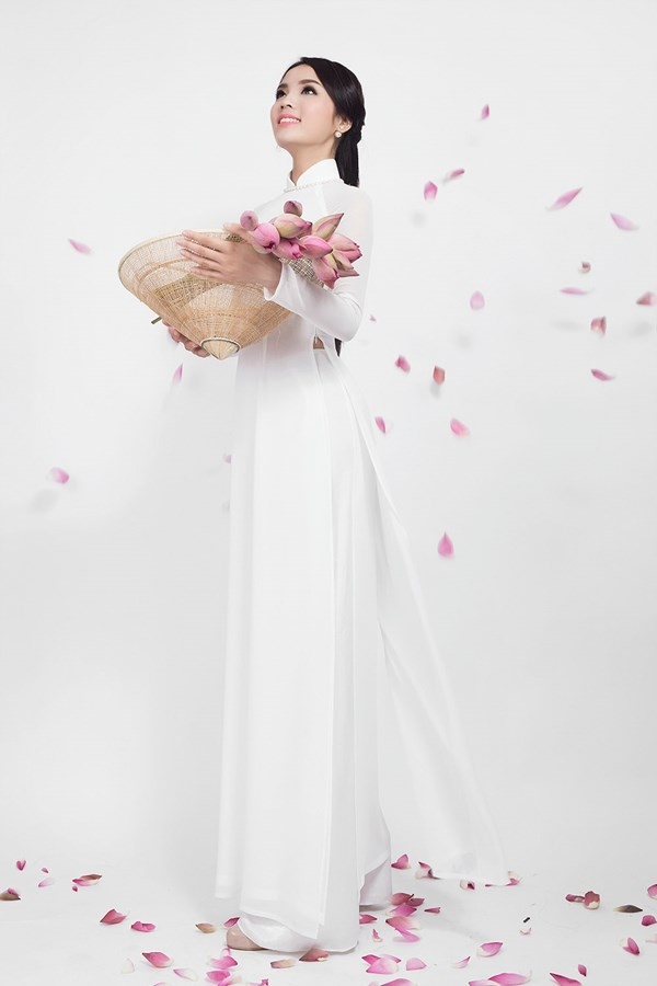 
Hoa hậu Kỳ Duyên nhẹ nhàng, điệu đà trong tà áo dài trắng tinh khôi mang đậm âm hưởng truyền thống.