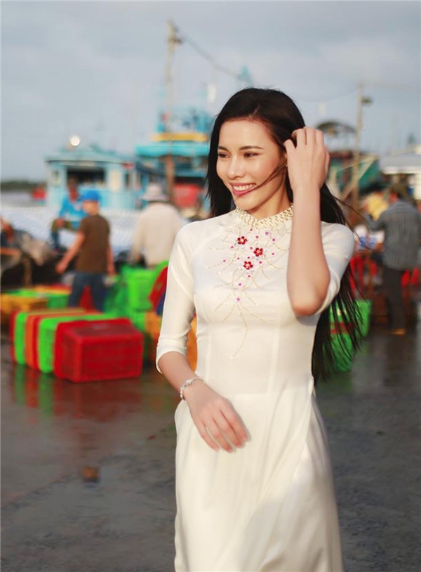 
Lệ Quyên chọn áo dài trắng điểm xuyết hoa đỏ của nhà thiết kế Thuận Việt trong chuyến về thăm quê sau khi đăng quang.