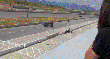 
Tại giải Pikes Peak International Raceway, một tay đua tên Chevy khi điều khiển xe đã bất ngờ xảy ra tai nạn. Hậu quả là chiếc “xế hộp” lăn nhiều vòng trên đường. Tuy nhiên vài phút sau, anh bước ra khỏi xe, trên người không một thương tích. (Ảnh: Oddee)
