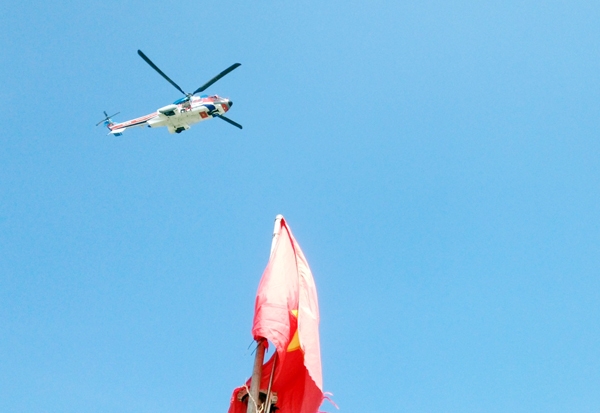 
Trực thăng được điều động ra đưa nạn nhân vào bờ cấp cứu. Ảnh: Internet
