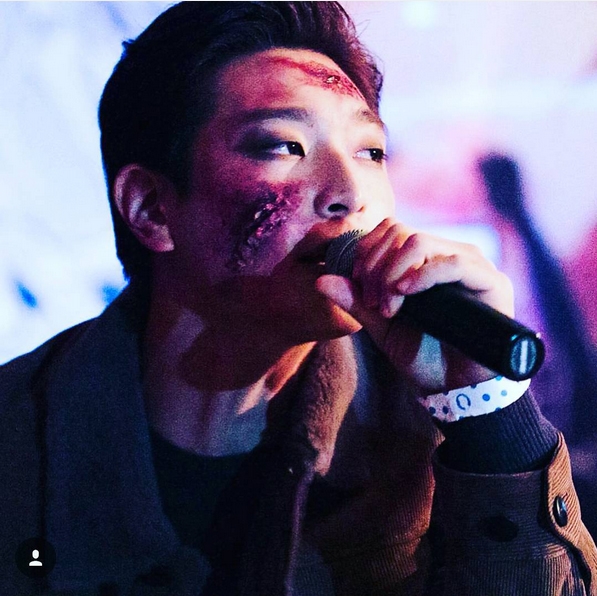 
Jinwoon (2AM) dọa fan sợ chết khiếp với hàng loạt vết thương đầy máu trên mặt.