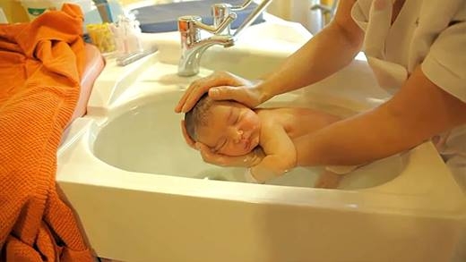 Nghệ thuật tắm em bé siêu dễ thương