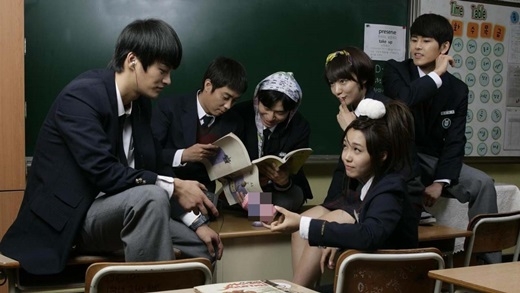 
Để có được tấm vé danh giá vào đại học, các học sinh cấp 3 Hàn Quốc hầu như phải học ngày, học đêm. (Ảnh: Internet)