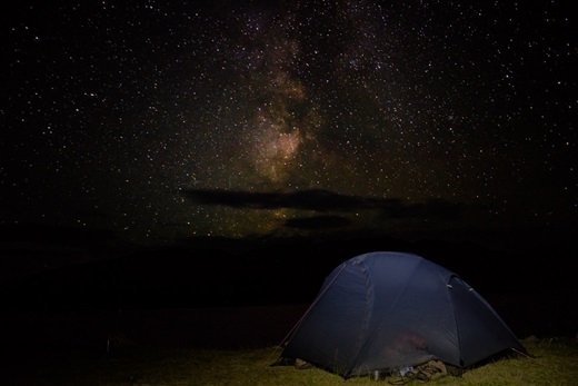 
Không gì tuyệt vời hơn được nằm giữa thảo nguyên vào ban đêm và ngắm một bầu trời đầy sao sáng. (Ảnh: Internet)