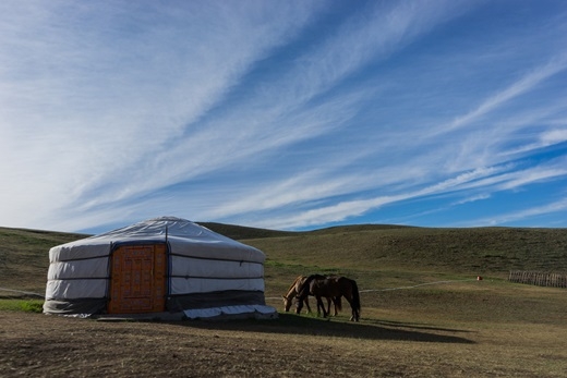 
Phần lớn đất đai Mông Cổ không thể trồng trọt được, chủ yếu là thảo nguyên, đồi núi và sa mạc. (Ảnh: Internet)