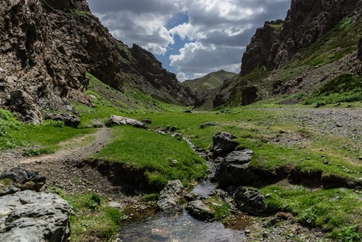 
Đa phần đường bộ ở Mông Cổ được rải sỏi hay đơn giản là những con đường đất. Nhưng ắt hẳn rằng những cung đường hoang sơ này sẽ làm cho phượt thủ đam mê khám phá phải trầm trồ thích thú. (Ảnh: Internet)