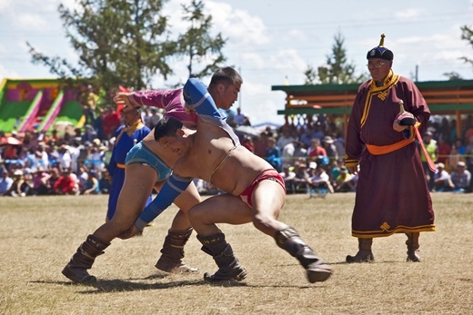 
Bên cạnh bắn cung, đua ngựa, đấu vật cũng là một hoạt động chính được mong đợi nhất trong lễ hội Naadam – lễ hội quốc gia được tổ chức suốt 3 ngày vào tháng 7 hàng năm. (Ảnh: Internet)