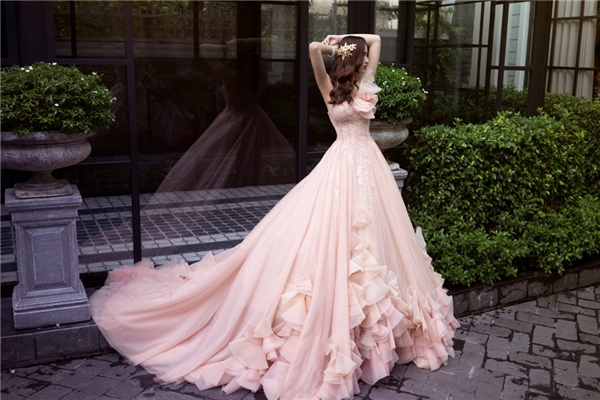 
Mĩ nhân trở nên nhẹ nhàng, lãng mạn trong bộ váy cưới màu hồng bồng bềnh. 