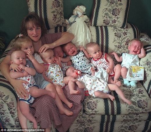 
Cận cảnh 7 em bé khi mới sinh ra cùng cô chị cả lớn hơn 1 tuổi. (Ảnh: Internet)