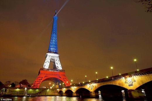 Tháp Eiffel được thắp sáng trở lại sau khủng bố kinh hoàng