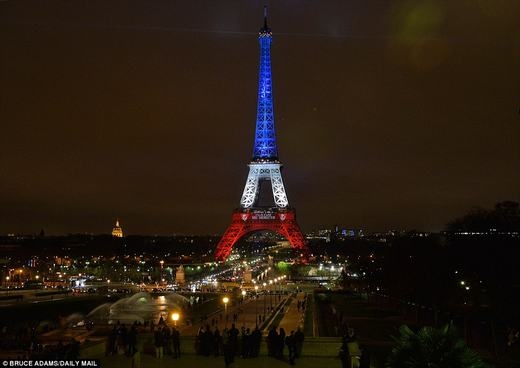 Tháp Eiffel được thắp sáng trở lại sau khủng bố kinh hoàng