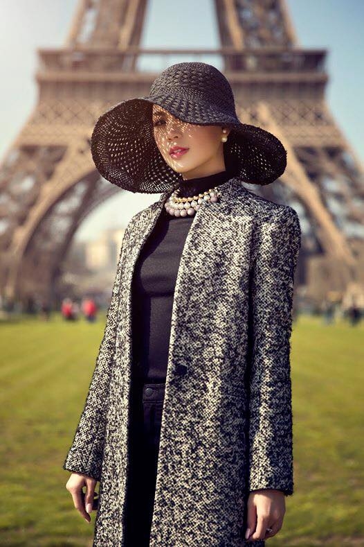 
Hình ảnh của Diễm Trang giữa lòng thủ đô Paris hoa lệ dường như không thua kém bất kì quý cô sành điệu nào trên thế giới.