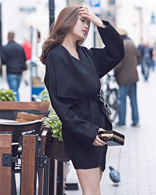 
Chiếc váy đen lạ mắt của Diễm Trang chắc chắn sẽ trở thành món trang phục mà các quý cô thầm ao ước trong mùa thời trang Thu - Đông năm nay.