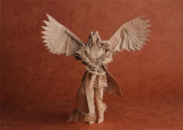 
Tác phẩm Thánh Michael - Tổng lãnh thiên thần (St. Michael - The Archangel) của Trần Trung Hiếu góp mặt trong triển lãm nghệ thuật gấp giấy Folded Forms, được tổ chức tại Manhattan, Mỹ. Ảnh: NVCC.
