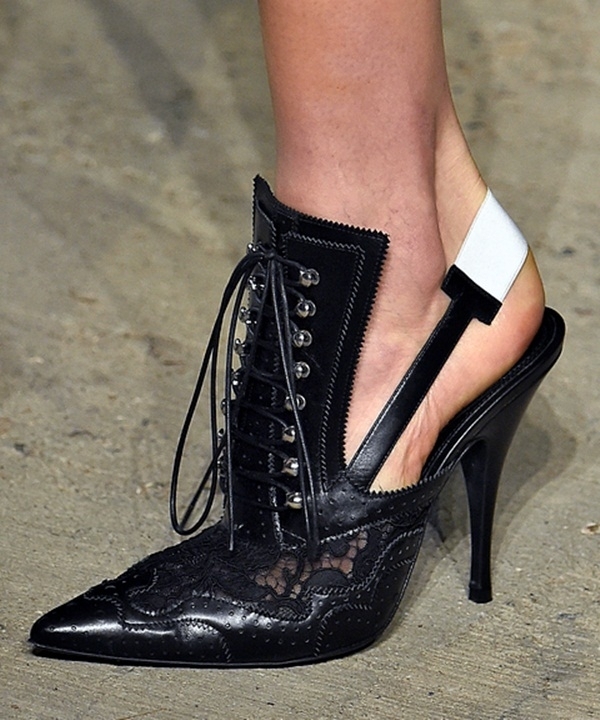 
Đôi giày cao gót vừa mang âm hưởng cổ điển vừa thể hiện tinh thần trẻ trung, năng động của người phụ nữ hiện đại. Chi tiết ren đính kết cùng những đường cắt laser tỉ mỉ là điểm nhấn thú vị trong thiết kế này của Givenchy.