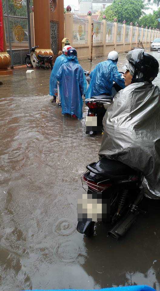 
Người dân khổ sở vì mưa lớn gây ngập. Ảnh: FB