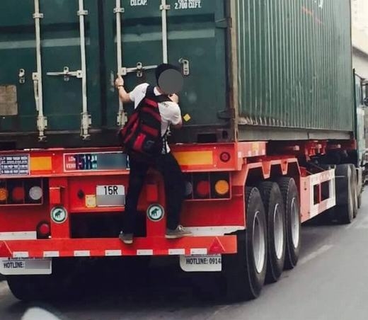 
Cảnh tượng xảy ra ở Việt Nam, một thiếu niên "quá giang" xe tải cực kì nguy hiểm. (Ảnh: Internet)