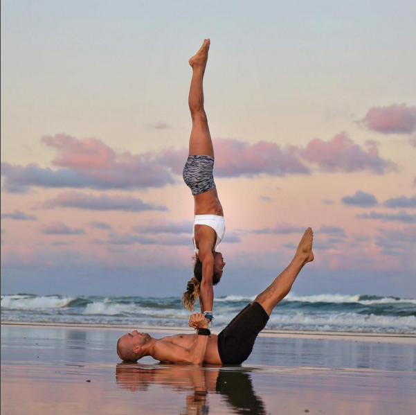 
Cặp đôi huấn luyện viên gây ấn tượng bởi những hình ảnh vô cùng độc đáo về yoga.(Ảnh: Internet)