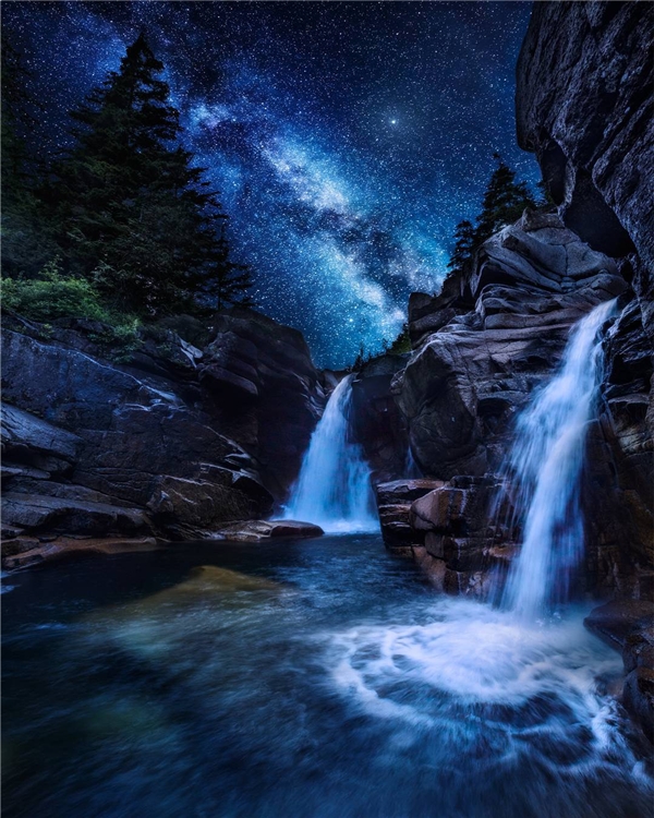 
Đâu đó ở Canada vào ban đêm, thiên nhiên chuyển mình thành thiên đường. (Ảnh: IG @dangreenwoodphotography)