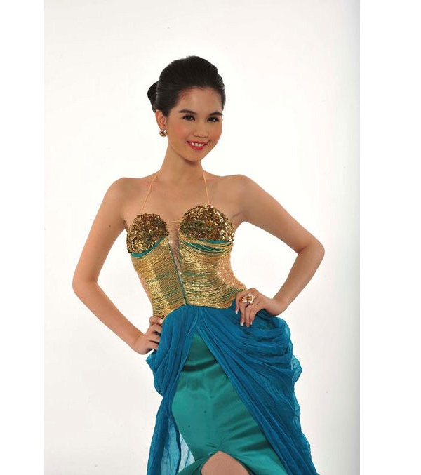 
Phong cách này vẫn được lưu giữ và được người đẹp khá yêu thích cho đến năm 2011 - thời điểm cô dự thi Hoa hậu Việt Nam toàn cầu và giành được vương miện cho ngôi vị cao quý nhất.