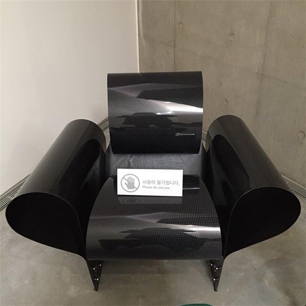 
Cụ thể, T.O.P có cả một bộ sưu tập ghế với số lượng lên đến hàng trăm chiếc. Tại buổi triển lãm Samsung Museum Of Art, T.O.P có dịp khoe chiếc ghế Bad Tempered thuộc dạng hàng hiếm, trên thế giới chỉ có 1.000 chiếc và trị giá đến 3 nghìn đô la Mỹ (gần 70 triệu đồng).
