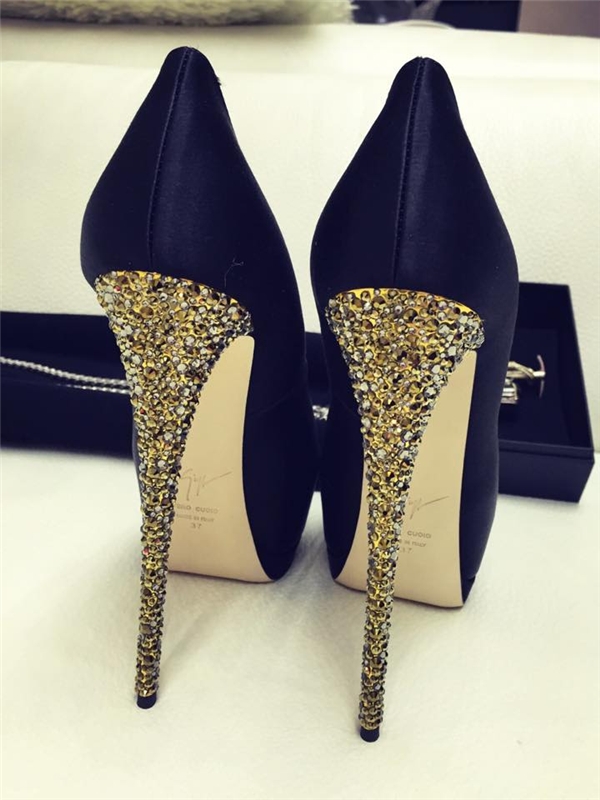 
Theo đó, đôi giày cao gót mà Ngọc Trinh vừa sở hữu có giá xấp xỉ 20 triệu đồng. Đây là thiết kế của thương hiệu Giuseppe Zanotti với điểm nhấn ở phần đế được mạ vàng, đính kết đá quý.