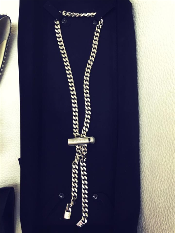 
Sợi dây đeo nằm trong bộ sưu tập phụ kiện Thu - Đông 2015 - 2016 của Chanel có thiết kế tinh xảo, lạ mắt.