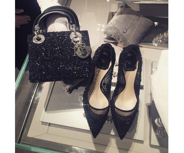 
Túi xách và giày cao gót đính sequins nổi bật của Dior có tổng giá hơn 100 triệu đồng cũng được nữ hoàng nội y bổ sung vào bộ sưu tập của mình.