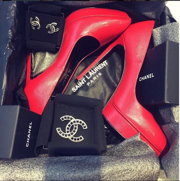 
Hàng loạt cài áo nhỏ xinh của Chanel và đôi giày cao gót đỏ rực đầy mê hoặc.