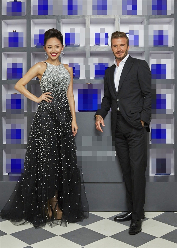 
Gần đây nhất, Tóc Tiên có dịp tái ngộ David Beckham trong một sự kiện ở Miami. Cô diện bộ váy đen cổ yếm điệu đà được tạo điểm nhấn bởi những chi tiết đính kết kì công. Thiết kế làm nhiều người liên tưởng đến bầu trời đêm với hàng nghìn ngôi sao lấp lánh.