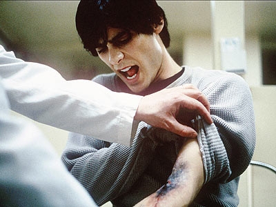 
Tham gia Requiem for a Dream, Jared vào vai Harry - chàng trai nghiện ma túy có bộ dạng hốc hác, gầy gò, phải cắt đi cánh tay chi chít vết chích đã nhiễm trùng.