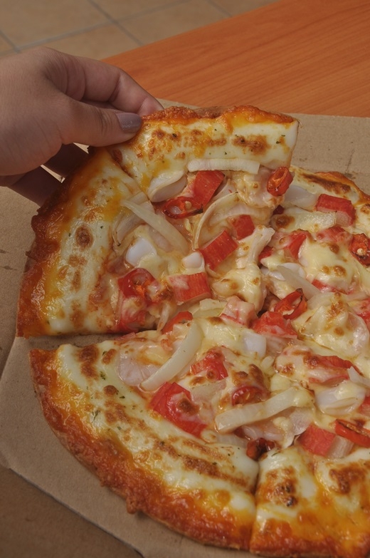 Hấp dẫn với bánh pizza viền phô mai mới của Domino
