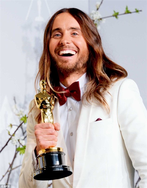 
Jared với tượng vàng danh giá cho giải thưởng Nam diễn viên phụ xuất sắc nhất của Oscar lần thứ 86.
