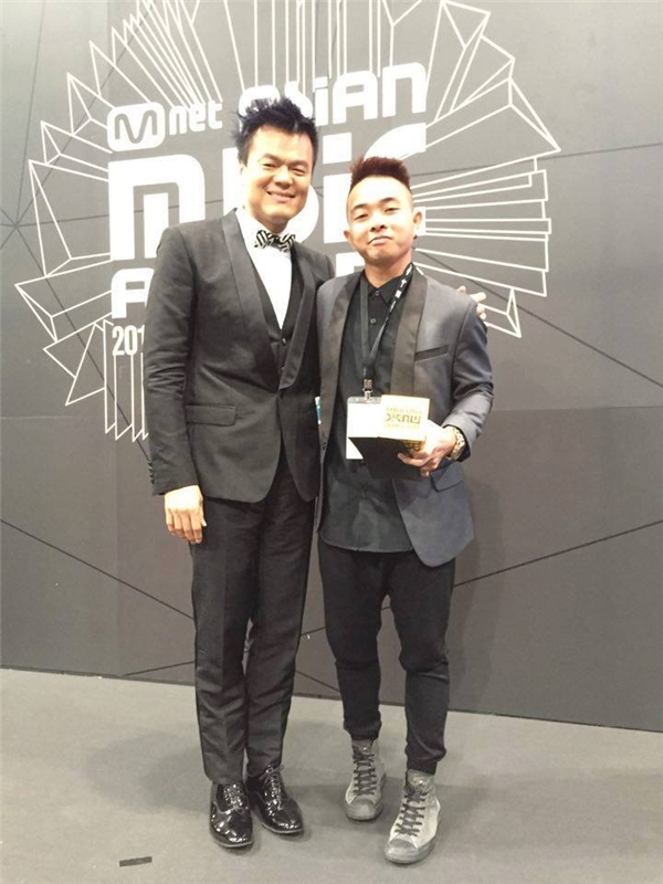 
Phúc Bồ chụp hình cùng ​Park Jin Young - ông chủ của JYP, một trong ba công ty giải trí hàng đầu của Hàn Quốc. - Tin sao Viet - Tin tuc sao Viet - Scandal sao Viet - Tin tuc cua Sao - Tin cua Sao