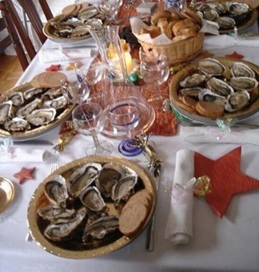 
Tại Pháp, người ta rất coi trọng bữa ăn Giáng sinh. Bữa tiệc của họ thường được tổ chức từ đầu buổi ngày hôm trước đến sáng ngày hôm sau. Món không thể thiếu của họ là ngan ngỗng béo, ngỗng quay, vịt quay, gà tây nhồi nhân hạt dẻ bỏ lò... và các loại hải sản như hàu sống, tôm hùm, cá hồi... Tất nhiên, rượu vang và champagne luôn là thức uống không thể không xuất hiện. (Ảnh: Internet)
