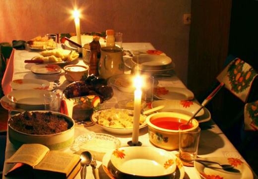 
Giáng sinh tại Nga bắt đầu bằng món nấm, bánh mì và trứng. Tiếp đó, họ có thể ăn xà-lách với dưa chuột muối, thì là và hành muối. Tất nhiên, đồ uống cũng có rượu vang. (Ảnh: Internet)