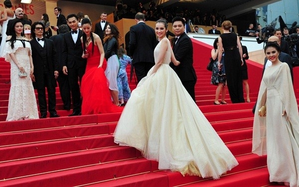 
Trong khi đó, vào năm 2011, Trúc Diễm lại là người được công chúng hết lời ngợi khen trên thảm đỏ này với bộ váy xòe điệu đà của Chung Thanh Phong.