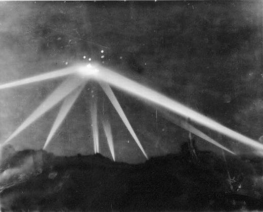 
Sáng 25/2/1942, trên bầu trời Los Angeles xuất hiện rất nhiều đốm sáng kì lạ. Quân đội Mỹ khi đó báo cáo với Tổng thống Roosevelt rằng họ đã cho Lữ đoàn Pháo binh Duyên hải số 37 bắn 1.430 phát. Tuy nhiên, các đốm sáng vẫn tồn tại. Cuối cùng họ đã dùng đèn pha để chiếu lên vật thể lạ nhưng trước khi biến mất hoàn toàn trên bầu trời thành phố Culver ở phía tây Los Angeles, người ta vẫn không điều tra được gì. Vụ việc đến nay vẫn còn rất nhiều điều nghi vấn. (Ảnh: Oddee)