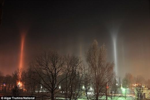 
Đây là những cột ánh sáng bí ẩn xuất hiện trên bầu trời thị trấn Sigulda, Latvia vào cuối tháng 12/2008. Rất nhiều người cho rằng đó là ánh sáng phát ra từ đĩa bay của người ngoài hành tinh. Tuy nhiên, cũng có người giải thích thiết thực hơn rằng đó là ánh đèn đường phố bị các tinh thể băng bẻ cong và chiếu thẳng lên trời. Thế nhưng, nhiều người vẫn cho rằng các cột sáng là không bình thường và đang nghiên cứu thêm. (Ảnh: Oddee)