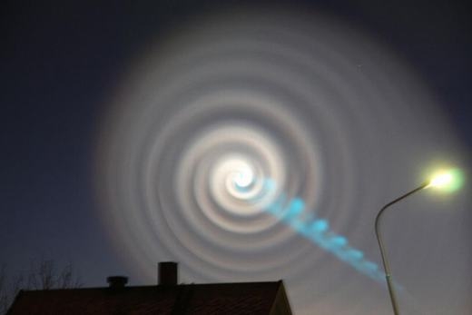 
Một hình xoắn ốc khổng lồ xuất hiện trên bầu trời Na Uy vào năm 2009 khiến nhiều người hoang mang, lo lắng. Họ cho rằng đây có thể là điềm báo cho ngày tận thế. Tuy nhiên, Bộ Quốc phòng Nga sau đó xác định đây chỉ là một vụ phóng tên lửa thất bại. (Ảnh: Oddee)