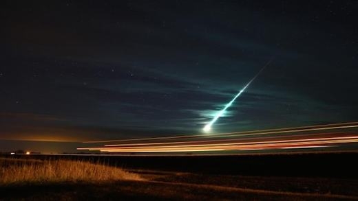 
Tháng 11/2015, những người dân tại Saskatchewan đã rất ngạc nhiên bởi một quả cầu lửa kì lạ xuất hiện trên bầu trời. Thậm chí, khi rơi xuống đất, đã có tiếng nổ mạnh vang lên khiến một số người lo ngại tận thế xảy ra. Tuy nhiên, theo Martin Beech - một nhà thiên văn tại Đại học Cao đẳng Campion Regina -  đây là một trong những ngôi sao băng lớn nhất trong trận mưa sao băng Taurid. (Ảnh: Oddee)