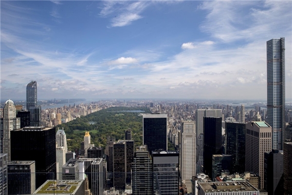 
16. Chung cư 432 Park Avenue ở New York, Mỹ (bên phải) cao gần 425,5 m.