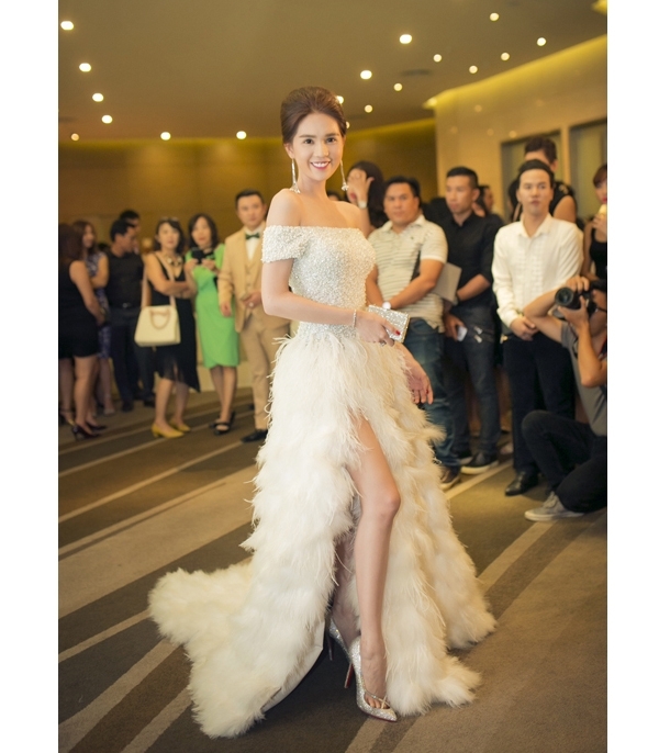 
Tham dự một đêm tiệc tại Đà Nẵng, Ngọc Trinh thu hút mọi sự chú ý với vẻ ngoài đẹp như thiên thần khi diện bộ váy trắng tinh cầu kì. Thiết kế này có giá 40 triệu đồng và được stylist Đỗ Long đo ni đóng giày cho cô.